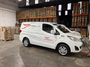 Veículo 100% elétrico da Pizzattolog utilizado no transporte de cargas, unindo eficiência logística e sustentabilidade.